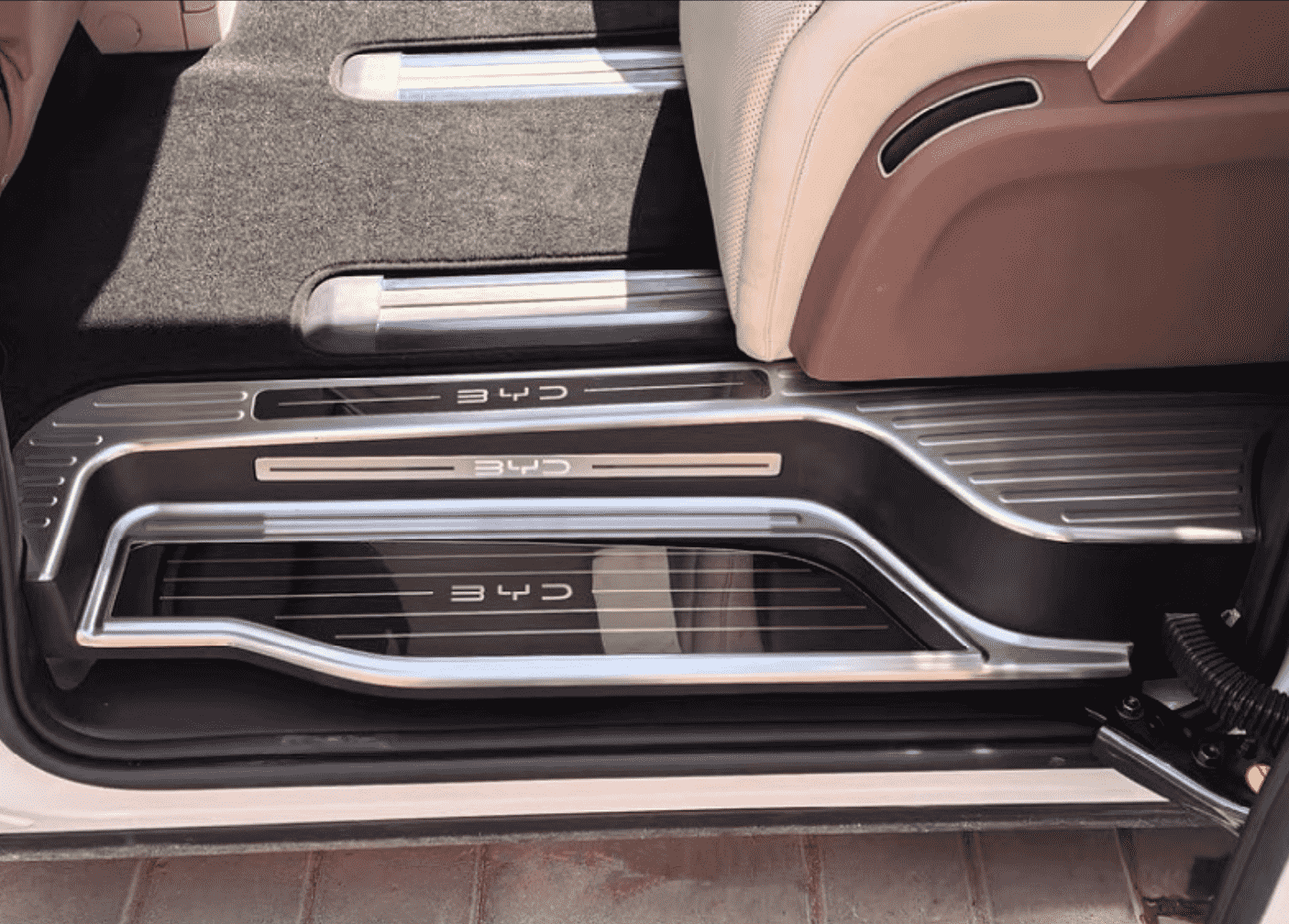 Xevaban.com ở 214 Giải Phóng là đơn vị chuyên cung cấp phụ kiện oto, đồ chơi oto, đồ chơi byd m9, phụ kiện byd m9, xevaban, 214 giải phóng, ốp bậc chân m9, nẹp bậc chân m9, ốp chống xước bậc chân m9, ốp bảo vệ bậc chân m9.